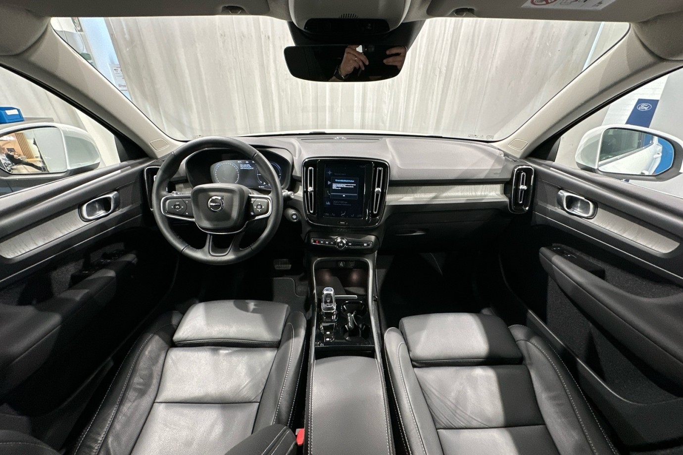 Esittelykuva VOLVO XC40 lataushybridiautosta.