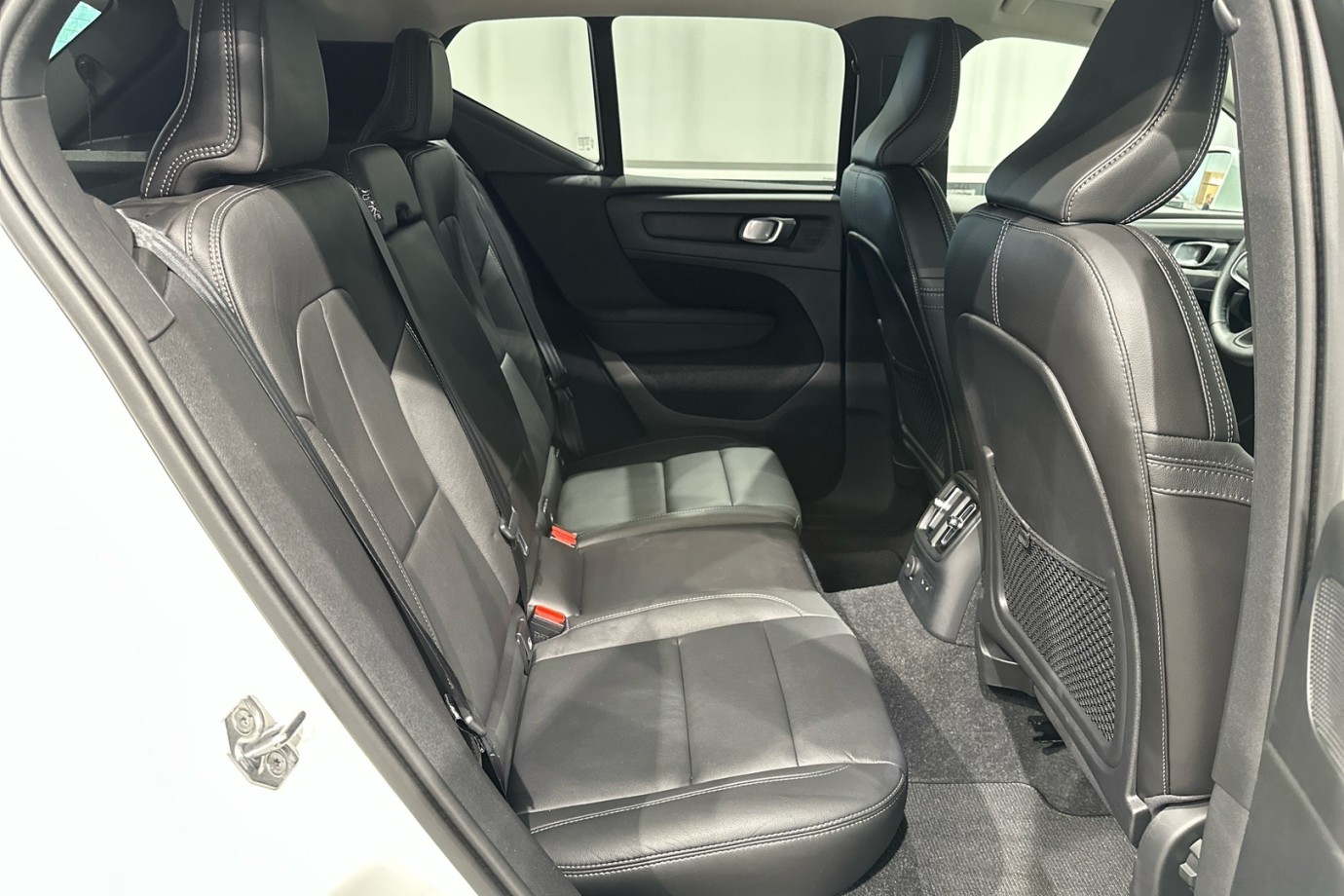 Esittelykuva VOLVO XC40 lataushybridiautosta.