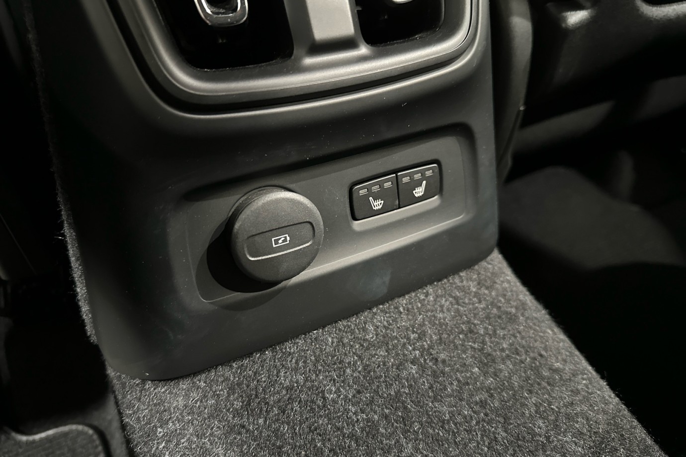 Esittelykuva VOLVO XC40 lataushybridiautosta.
