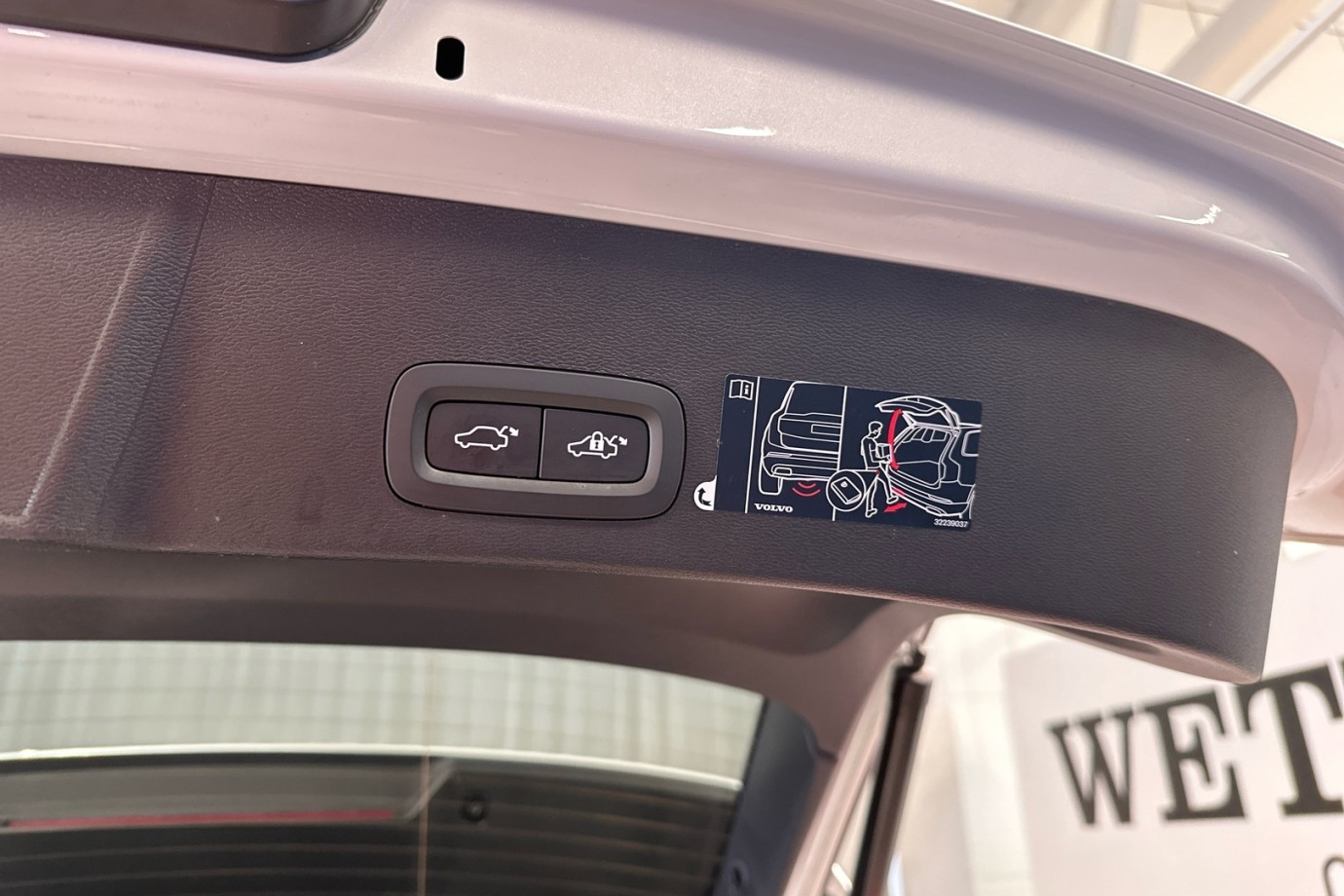 Esittelykuva VOLVO XC40 lataushybridiautosta.