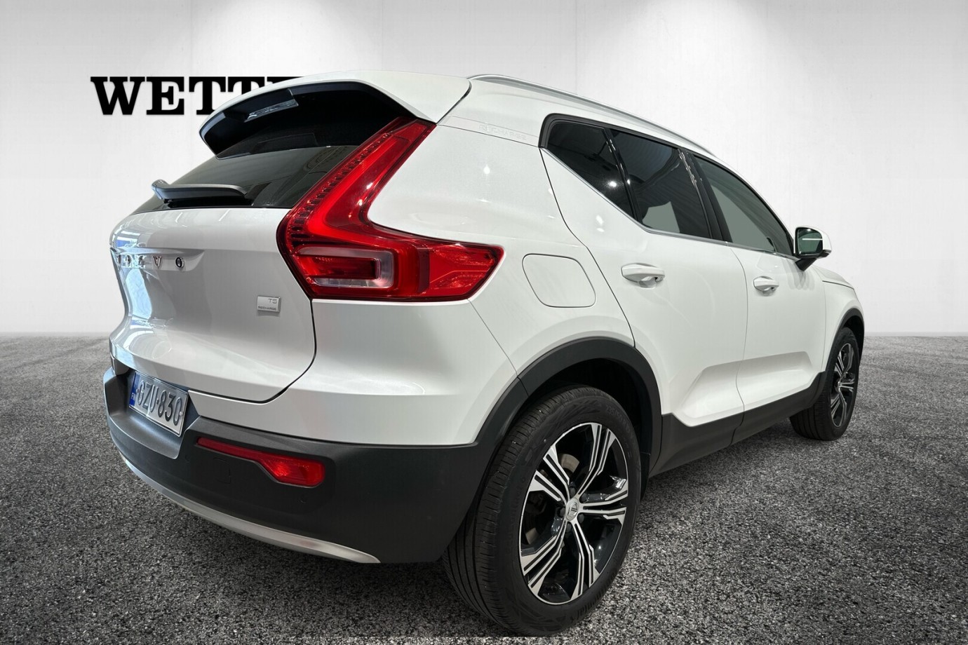 Esittelykuva VOLVO XC40 lataushybridiautosta.