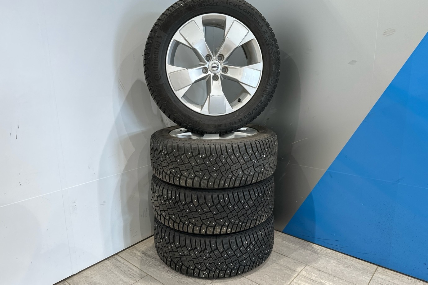 Esittelykuva VOLVO XC40 lataushybridiautosta.