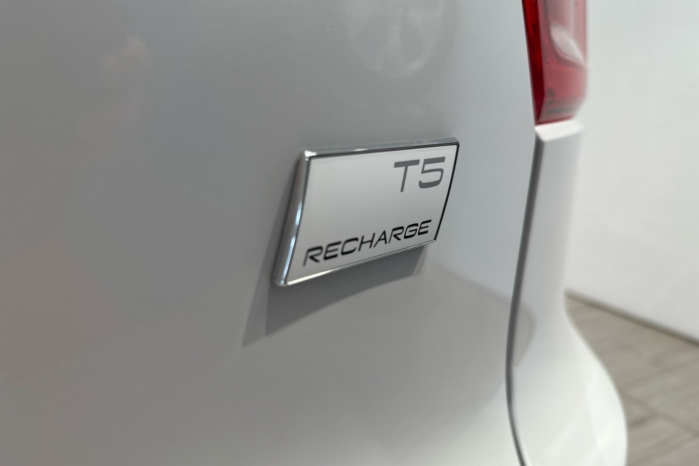 Esittelykuva VOLVO XC40 lataushybridiautosta.
