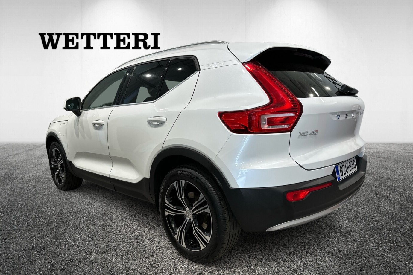Esittelykuva VOLVO XC40 lataushybridiautosta.