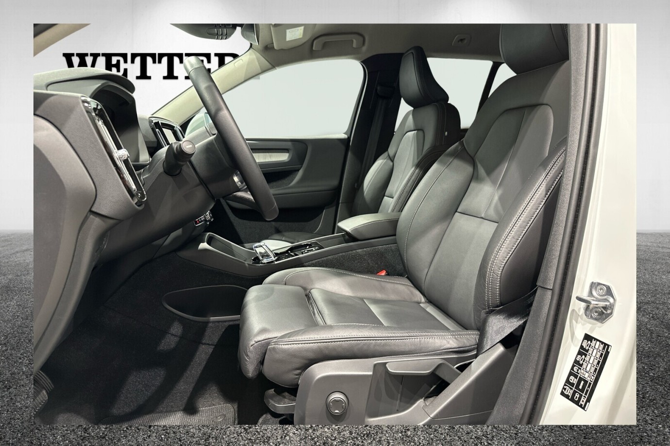 Esittelykuva VOLVO XC40 lataushybridiautosta.