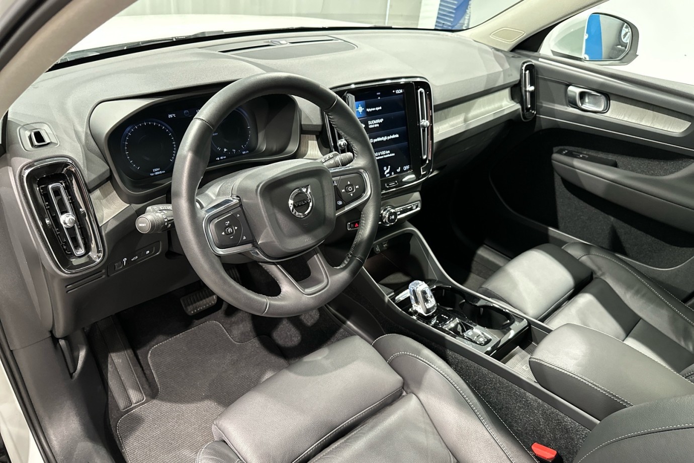 Esittelykuva VOLVO XC40 lataushybridiautosta.