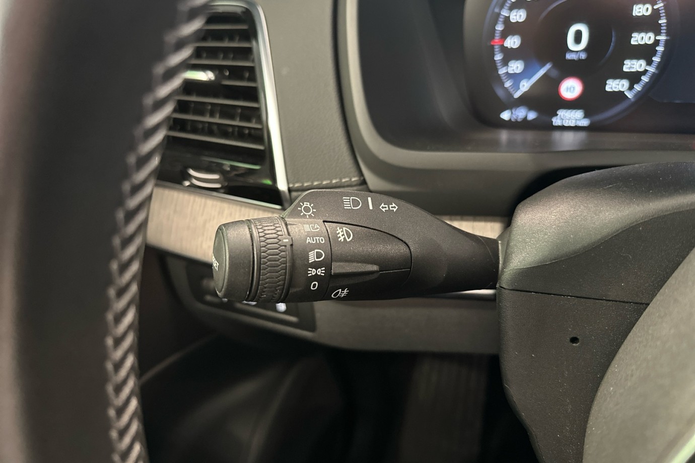 Esittelykuva VOLVO XC90 lataushybridiautosta.