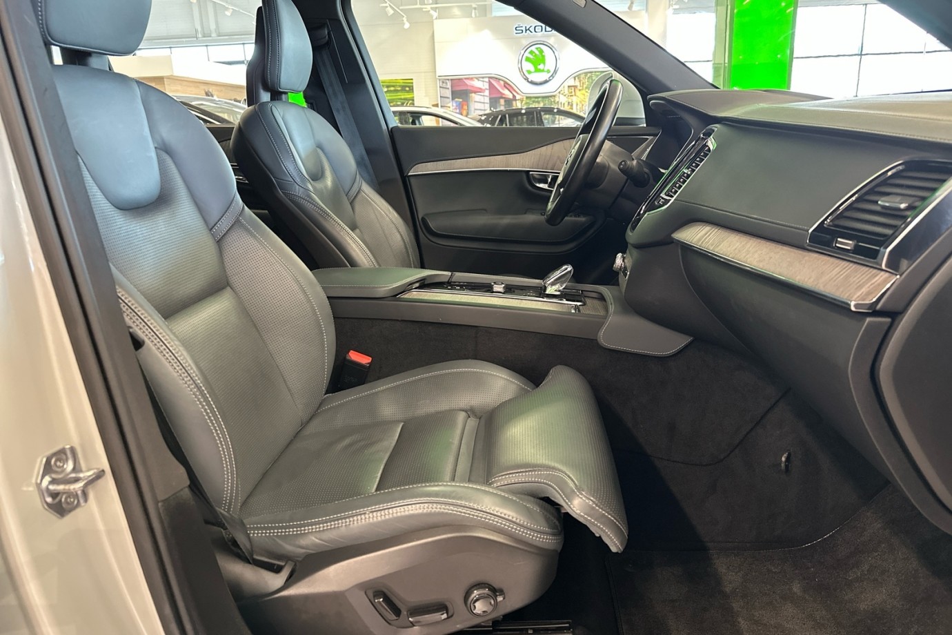 Esittelykuva VOLVO XC90 lataushybridiautosta.