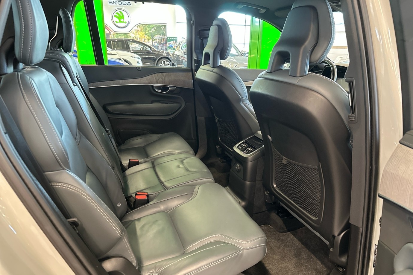 Esittelykuva VOLVO XC90 lataushybridiautosta.