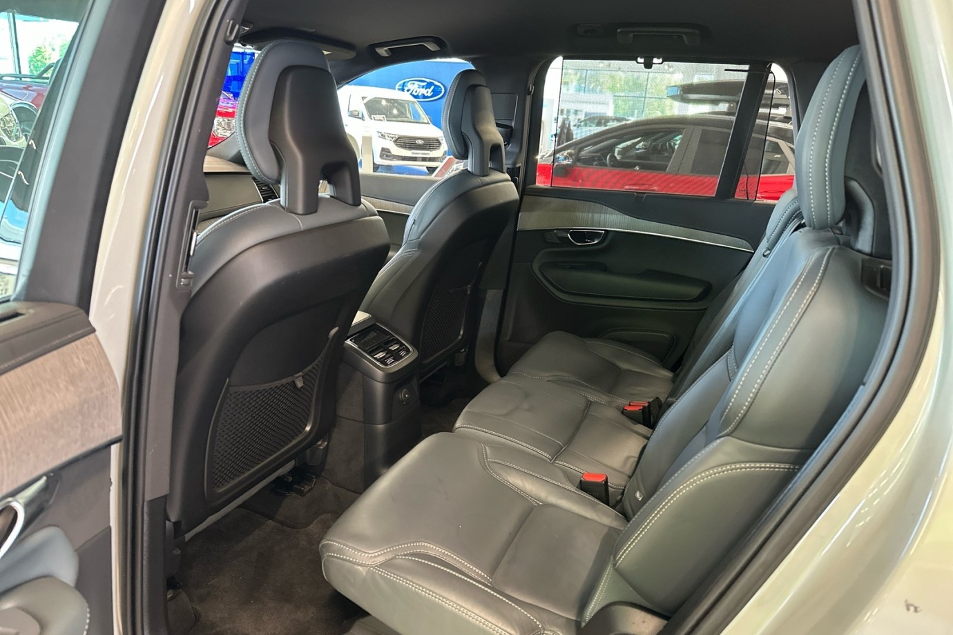 Esittelykuva VOLVO XC90 lataushybridiautosta.