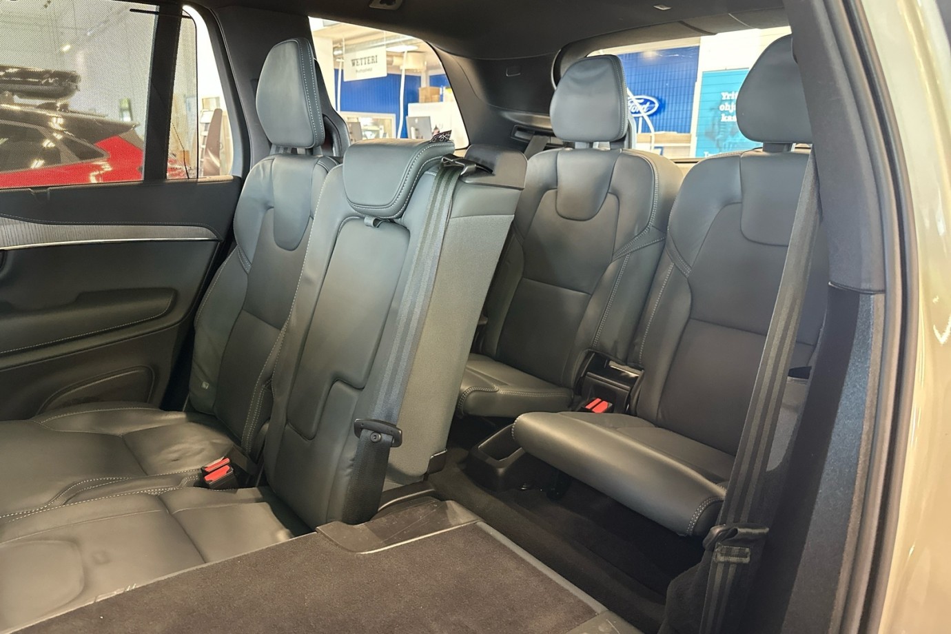 Esittelykuva VOLVO XC90 lataushybridiautosta.