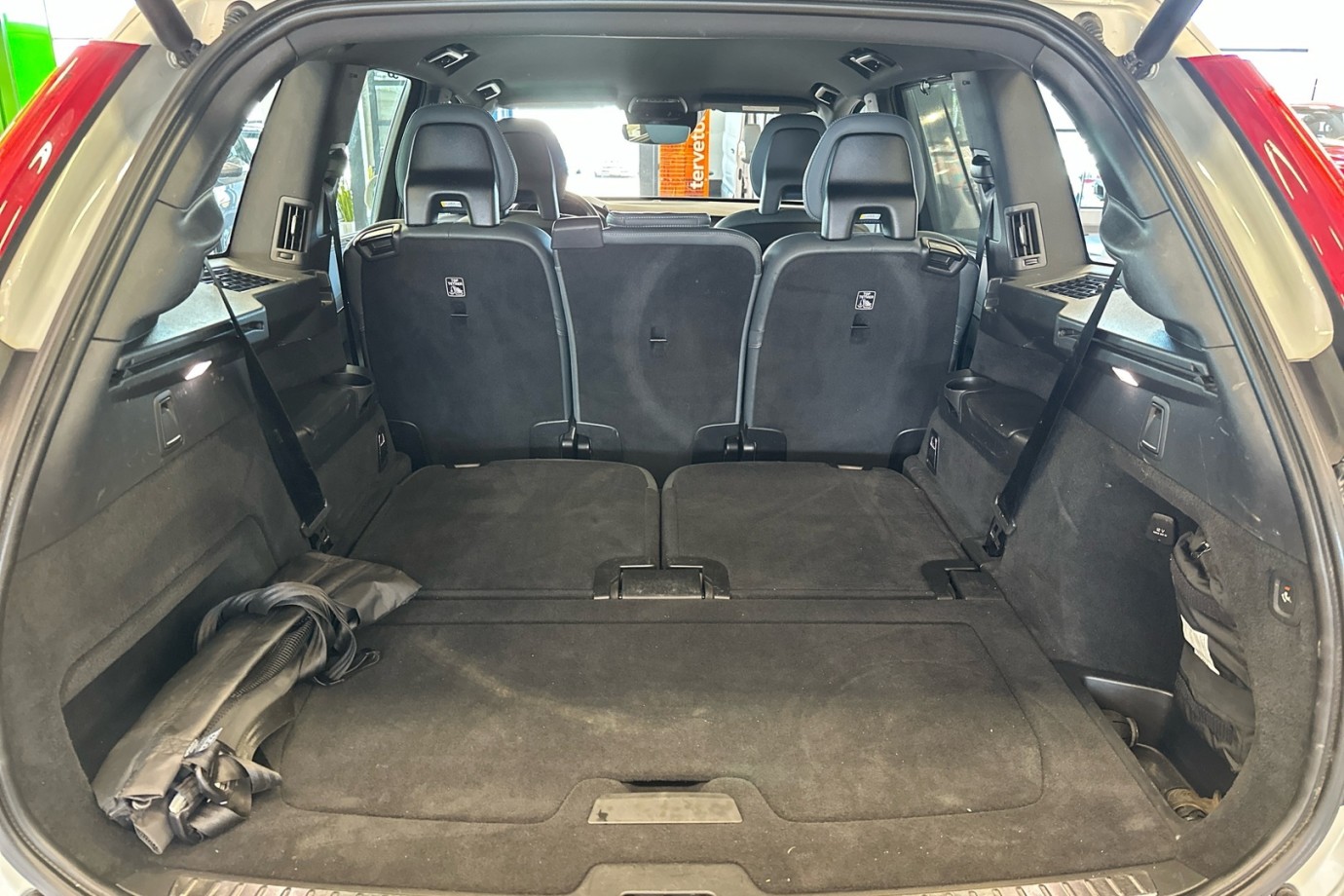 Esittelykuva VOLVO XC90 lataushybridiautosta.