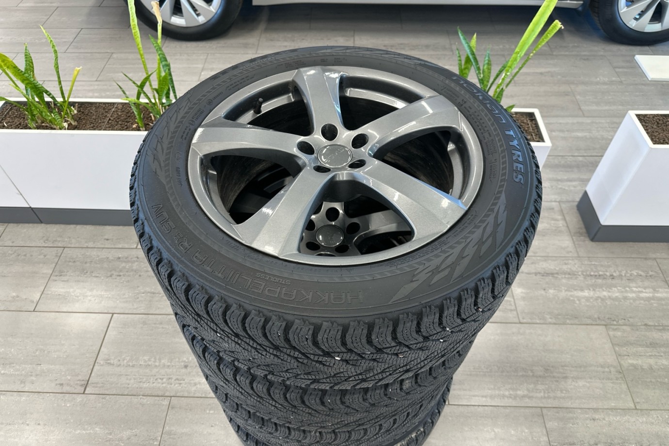 Esittelykuva VOLVO XC90 lataushybridiautosta.