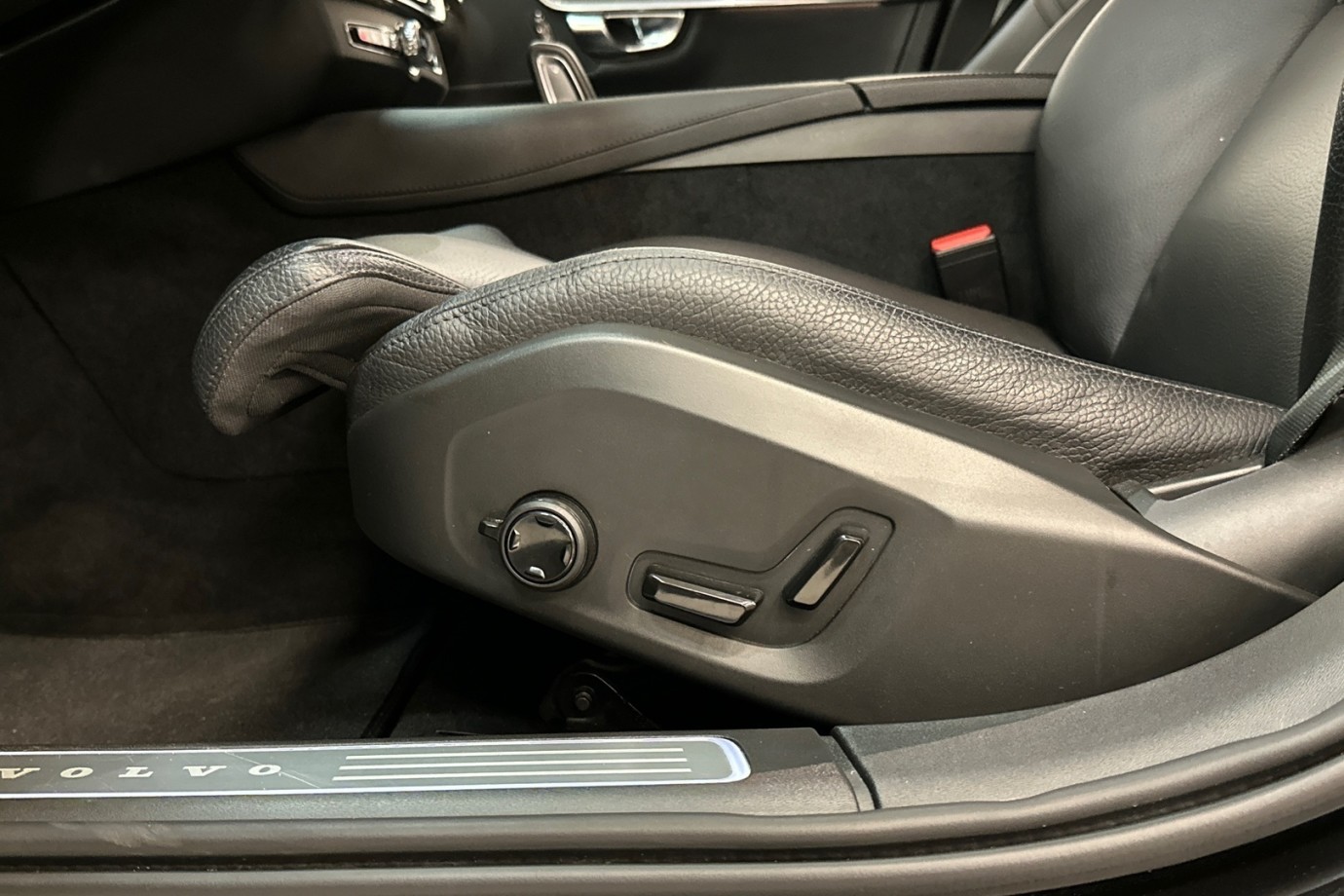 Esittelykuva VOLVO V90 CROSS COUNTRY dieselautosta.