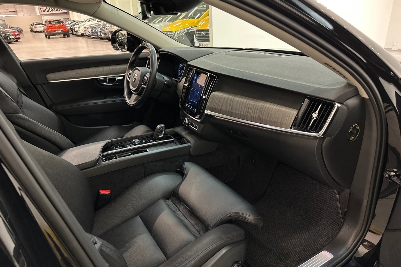 Esittelykuva VOLVO V90 CROSS COUNTRY dieselautosta.