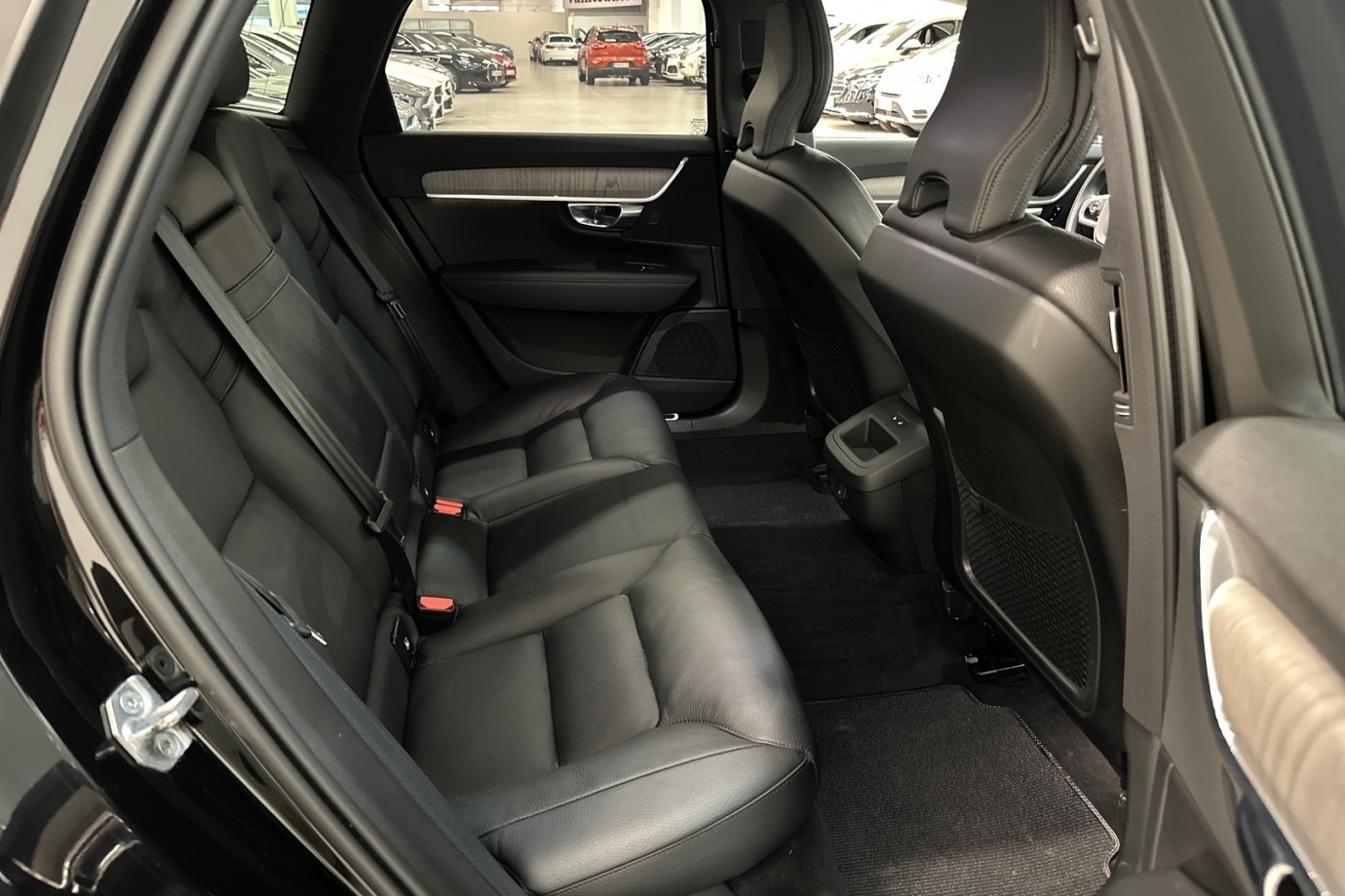Esittelykuva VOLVO V90 CROSS COUNTRY dieselautosta.