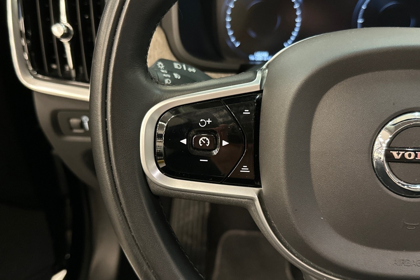 Esittelykuva VOLVO V90 CROSS COUNTRY dieselautosta.
