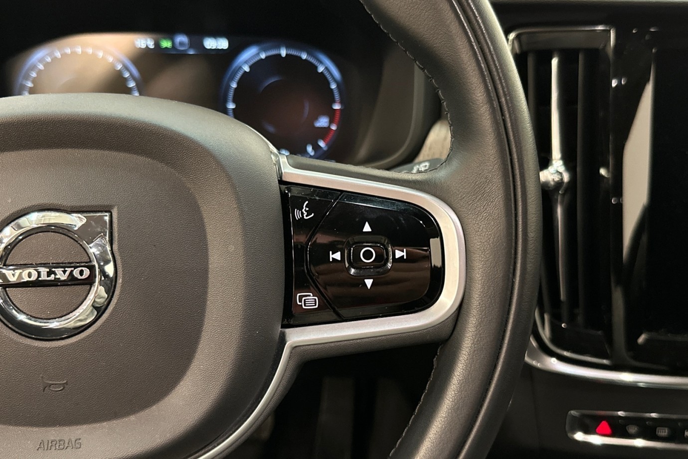 Esittelykuva VOLVO V90 CROSS COUNTRY dieselautosta.
