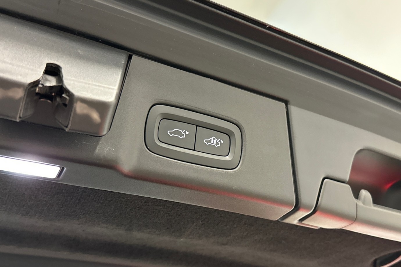 Esittelykuva VOLVO V90 CROSS COUNTRY dieselautosta.