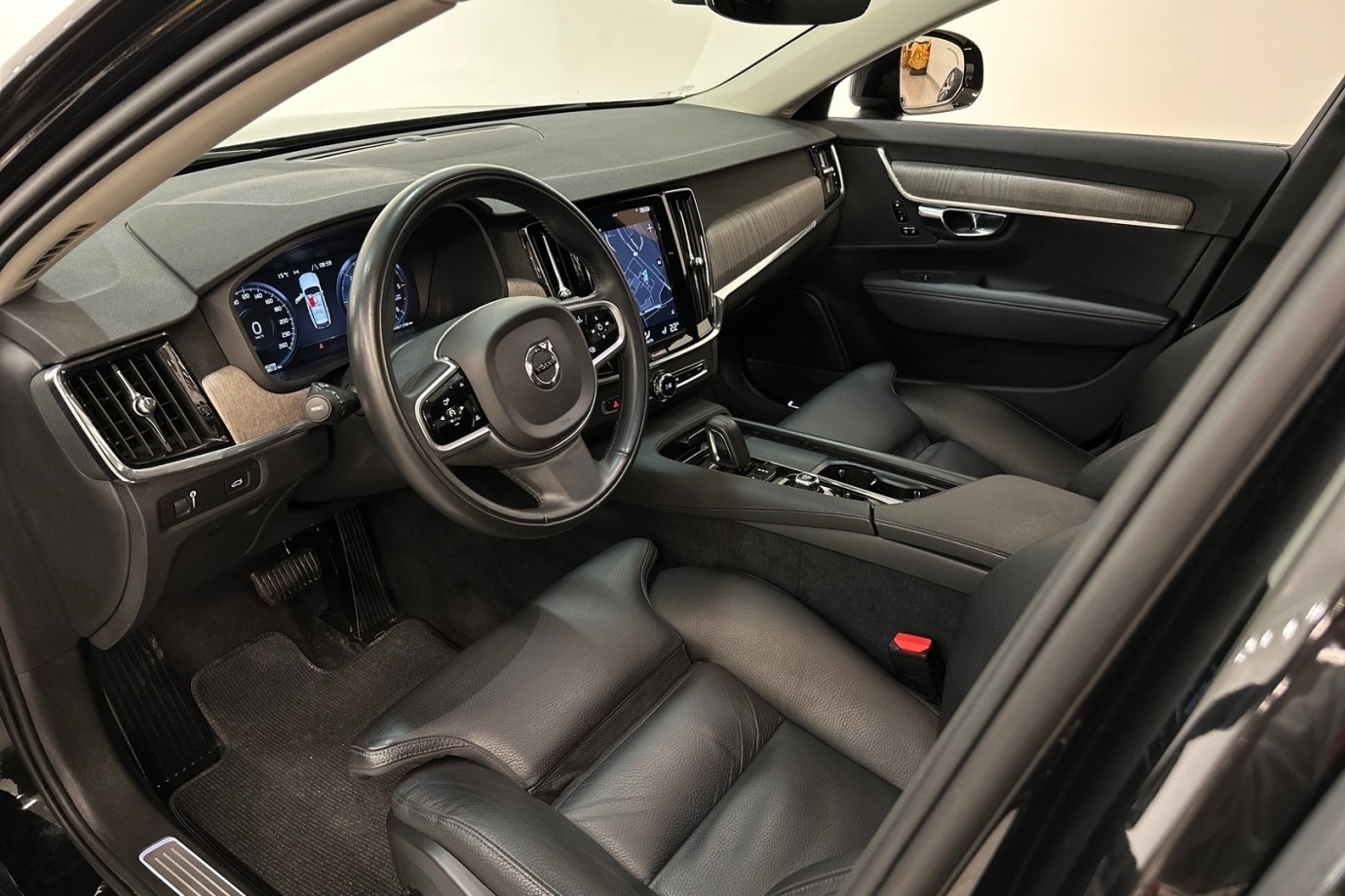 Esittelykuva VOLVO V90 CROSS COUNTRY dieselautosta.