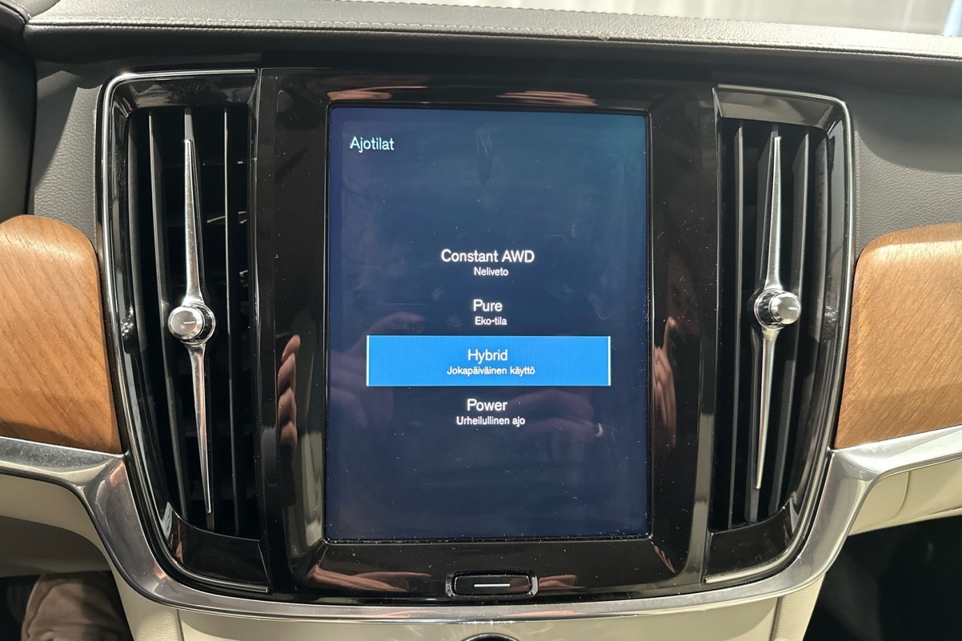 Esittelykuva VOLVO V90 lataushybridiautosta.