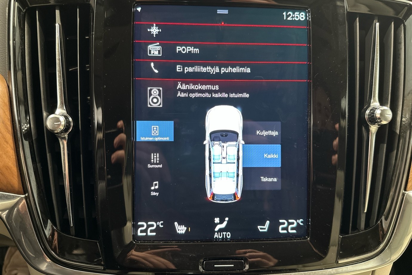 Esittelykuva VOLVO V90 lataushybridiautosta.