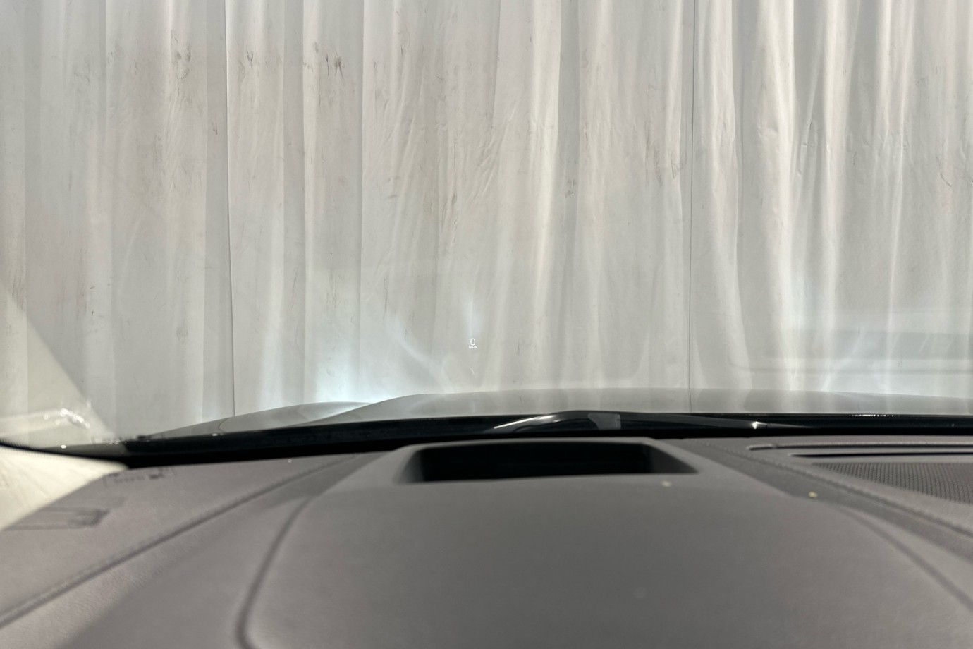 Esittelykuva VOLVO V90 lataushybridiautosta.