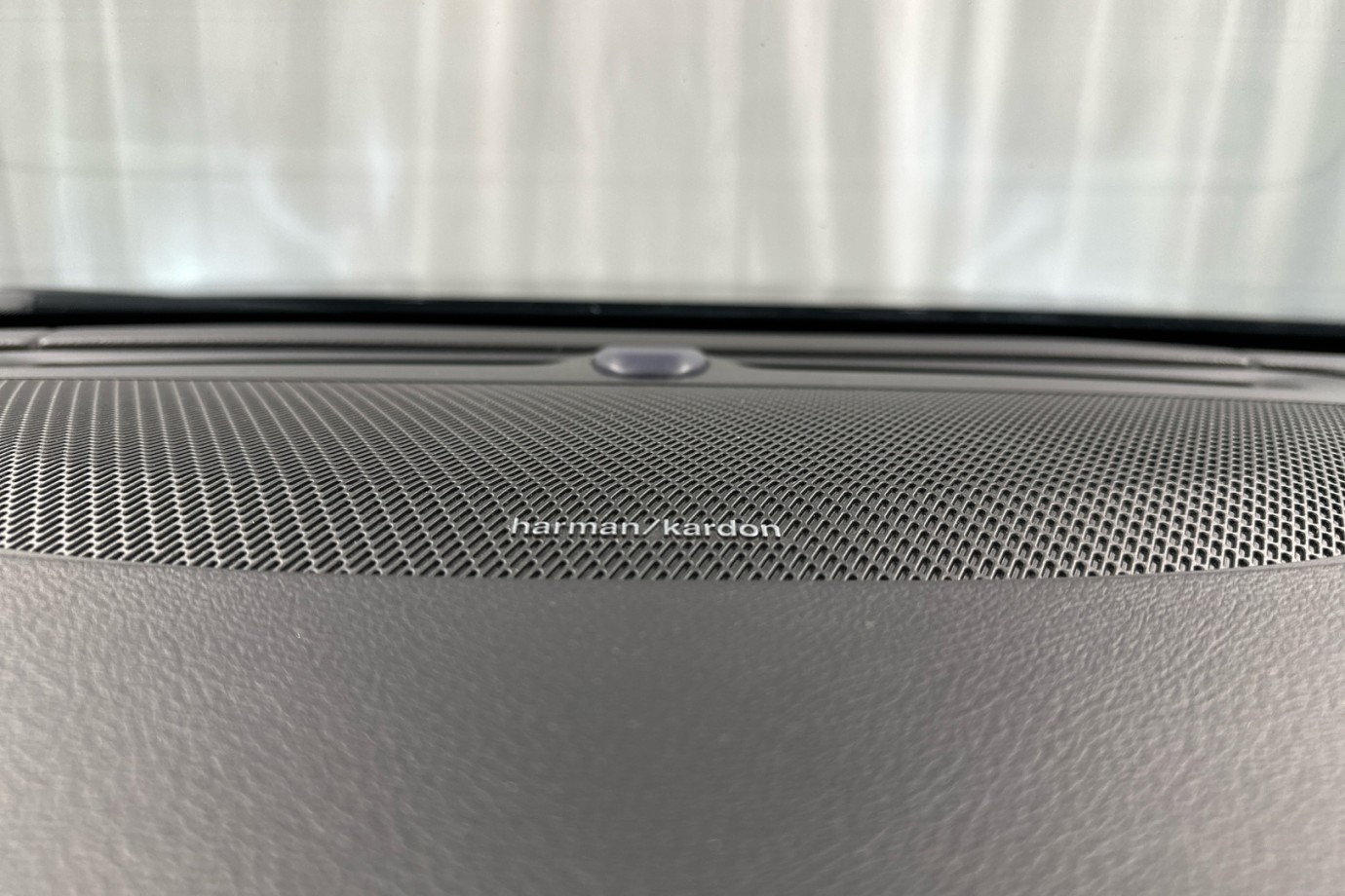 Esittelykuva VOLVO V90 lataushybridiautosta.