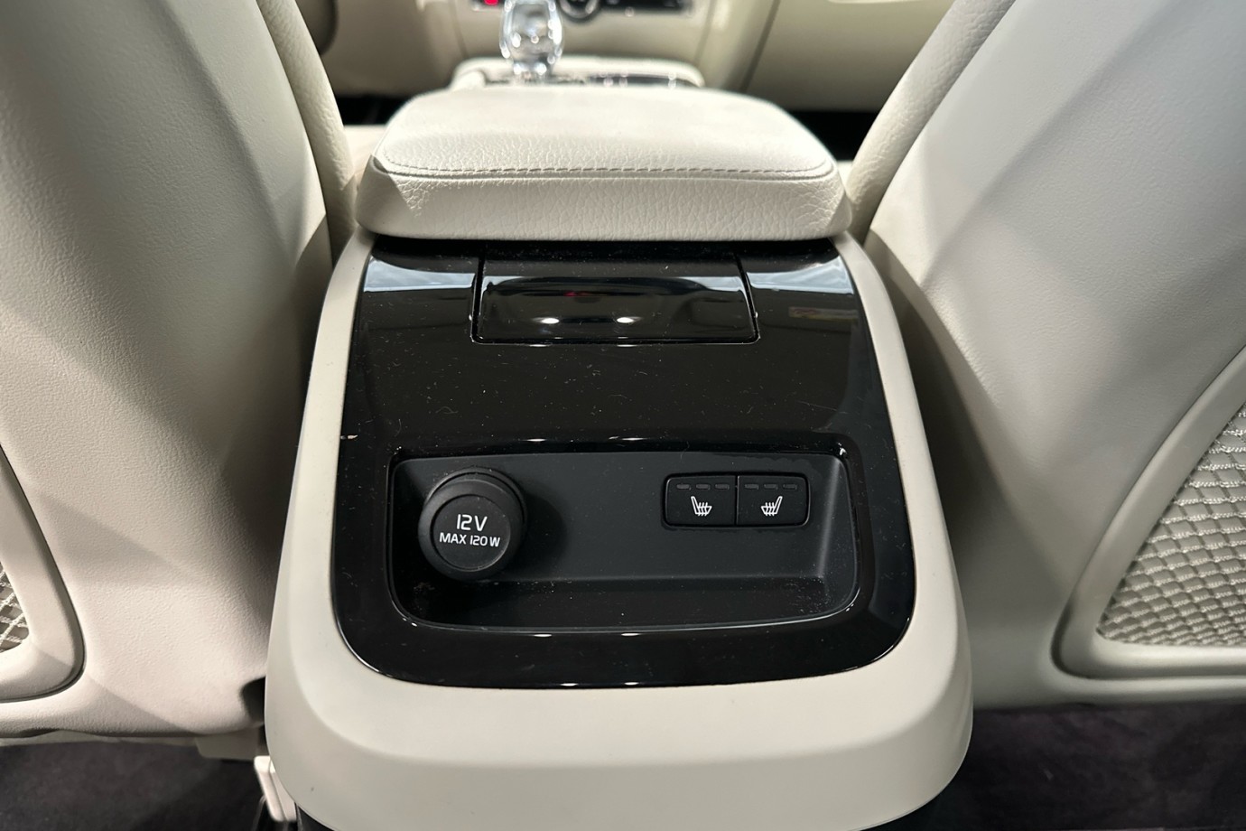 Esittelykuva VOLVO V90 lataushybridiautosta.