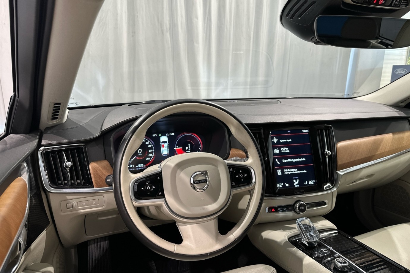 Esittelykuva VOLVO V90 lataushybridiautosta.