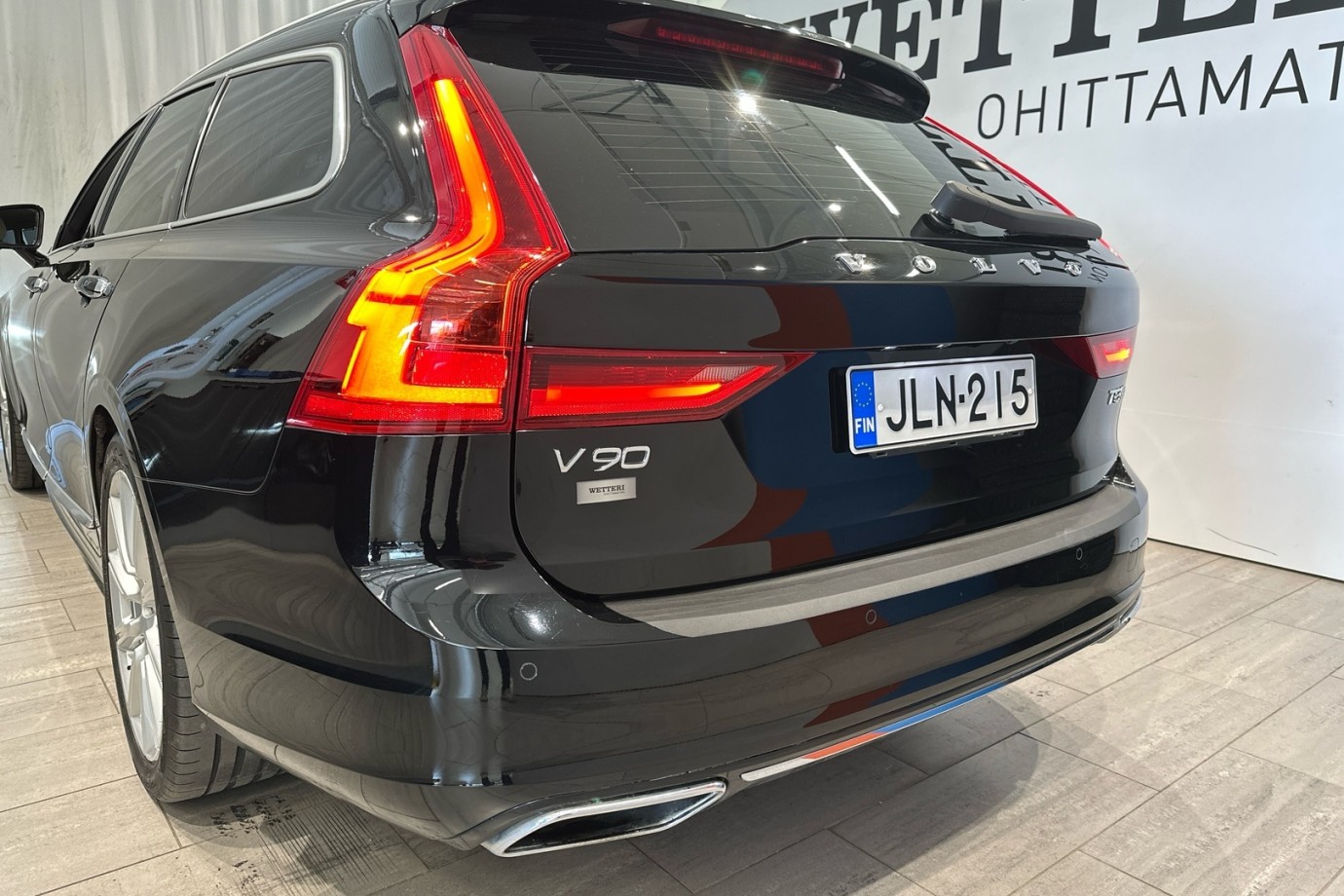 Esittelykuva VOLVO V90 lataushybridiautosta.