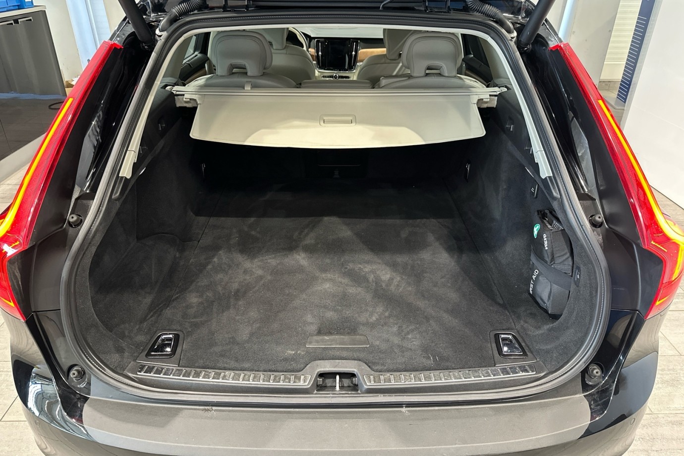 Esittelykuva VOLVO V90 lataushybridiautosta.