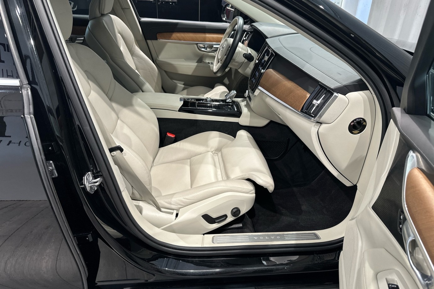 Esittelykuva VOLVO V90 lataushybridiautosta.