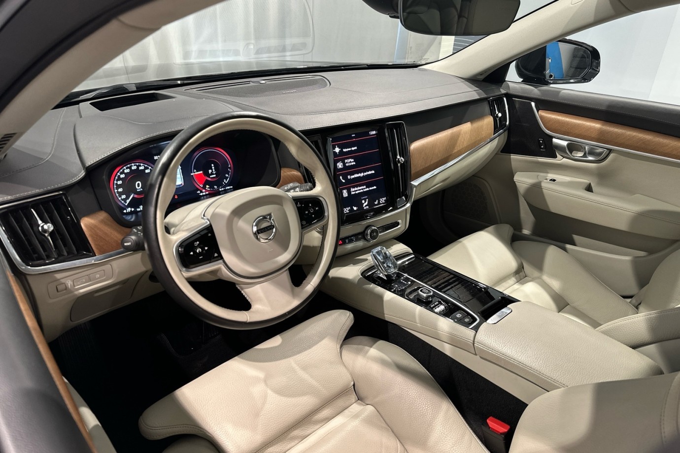 Esittelykuva VOLVO V90 lataushybridiautosta.