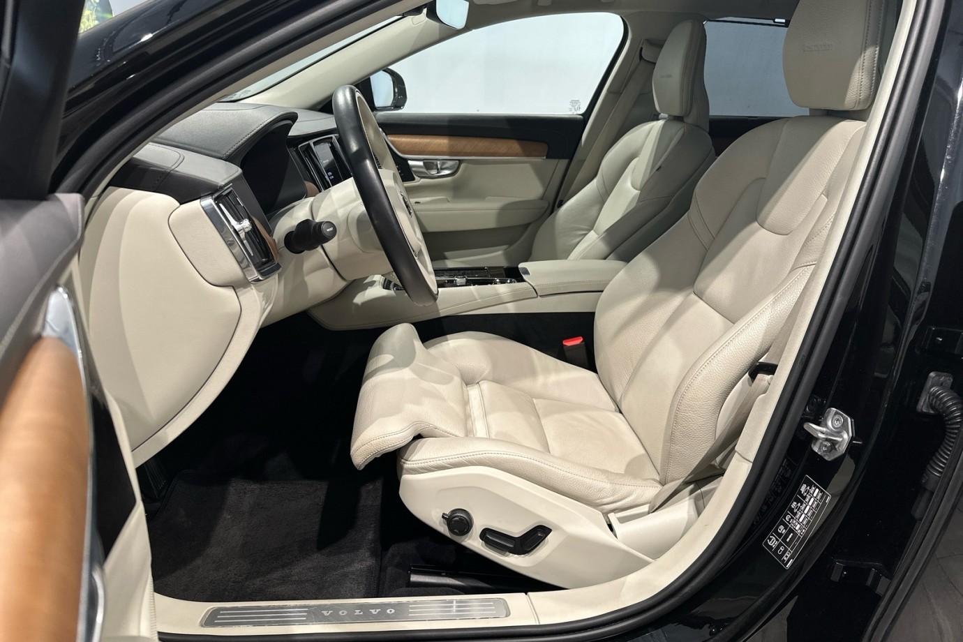 Esittelykuva VOLVO V90 lataushybridiautosta.