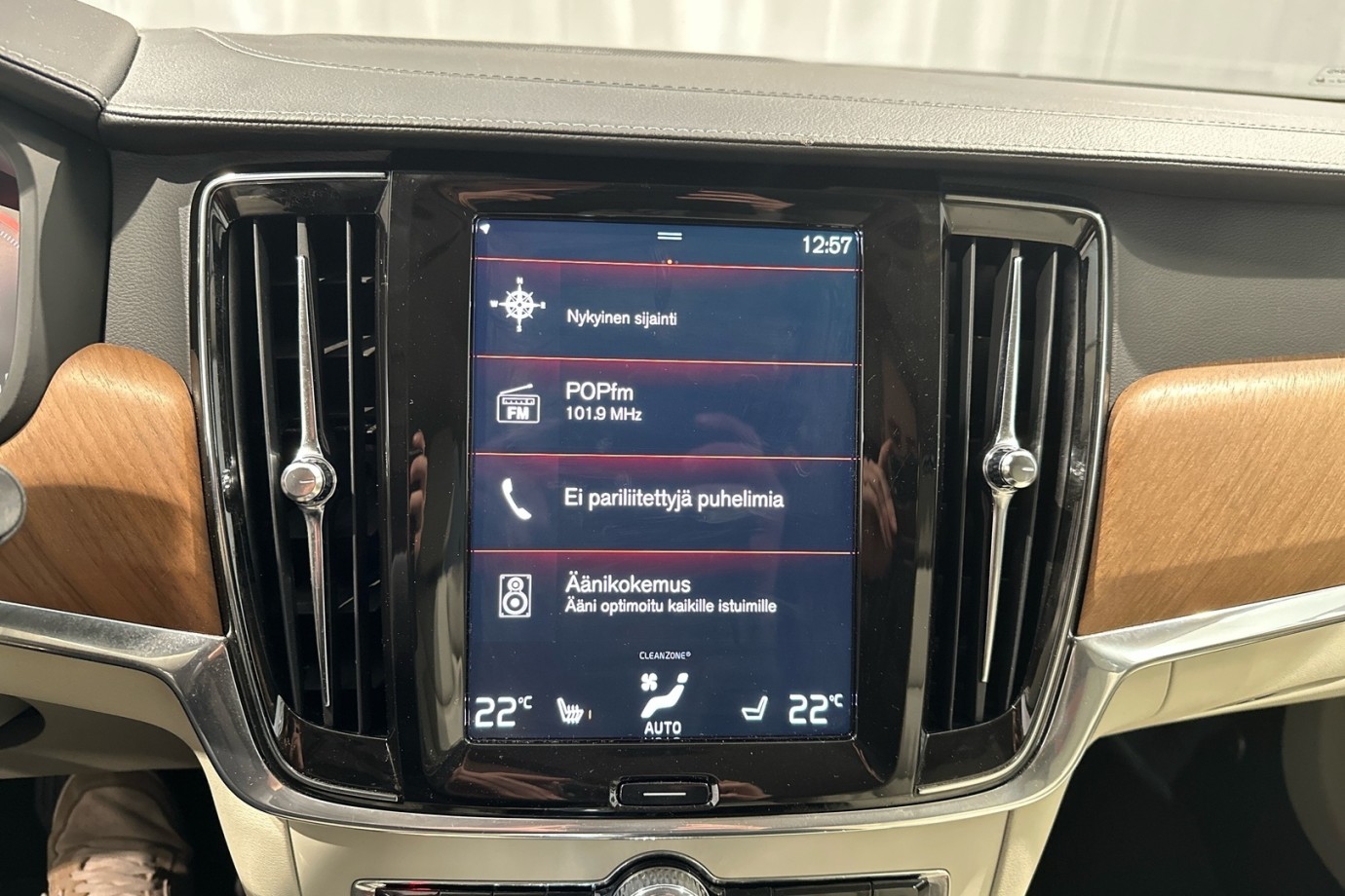 Esittelykuva VOLVO V90 lataushybridiautosta.