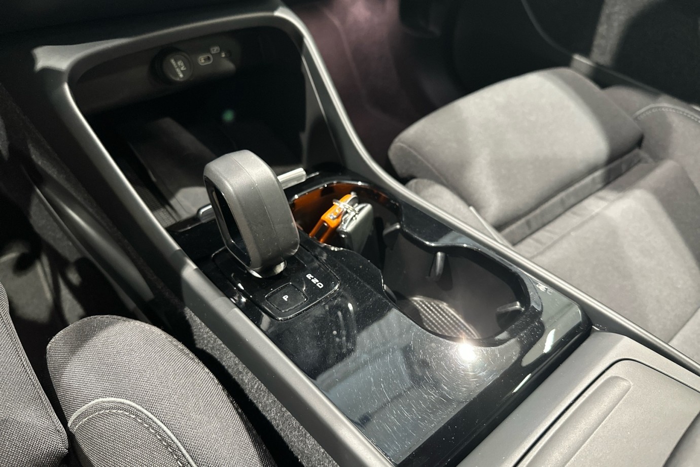 Esittelykuva VOLVO XC40 täyssähköautosta.