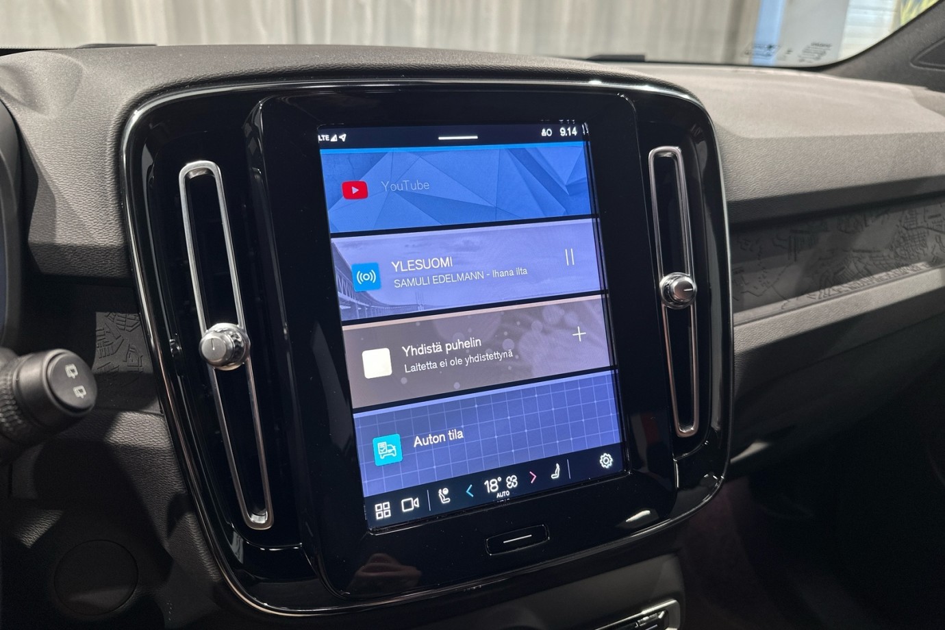 Esittelykuva VOLVO XC40 täyssähköautosta.