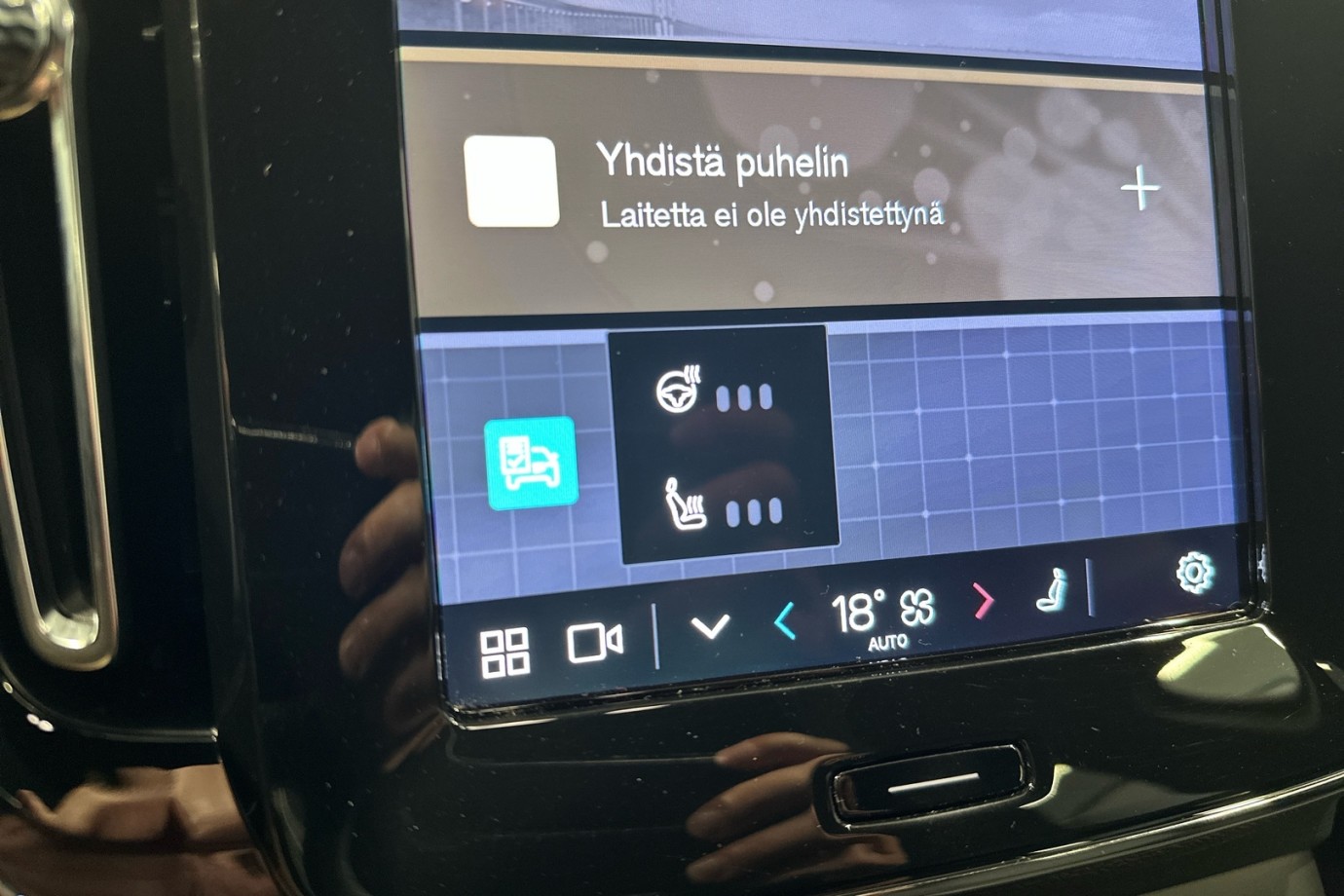 Esittelykuva VOLVO XC40 täyssähköautosta.