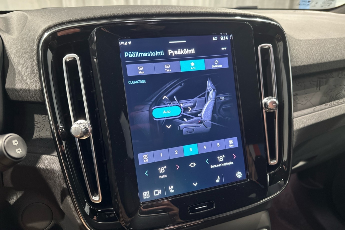 Esittelykuva VOLVO XC40 täyssähköautosta.