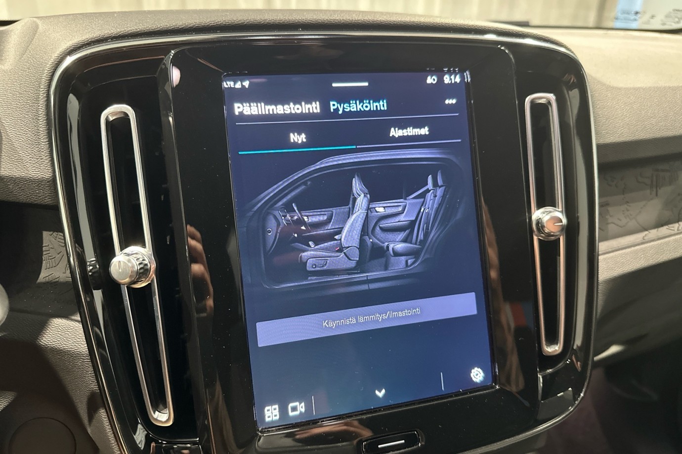 Esittelykuva VOLVO XC40 täyssähköautosta.