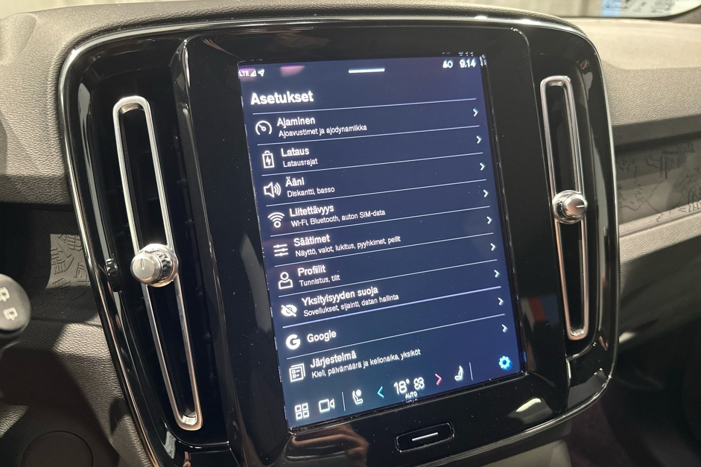 Esittelykuva VOLVO XC40 täyssähköautosta.