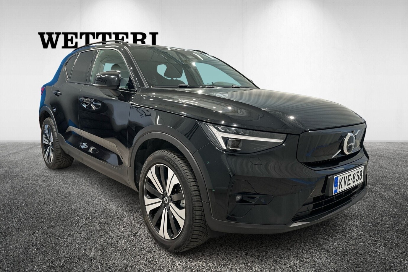 Esittelykuva VOLVO XC40 täyssähköautosta.