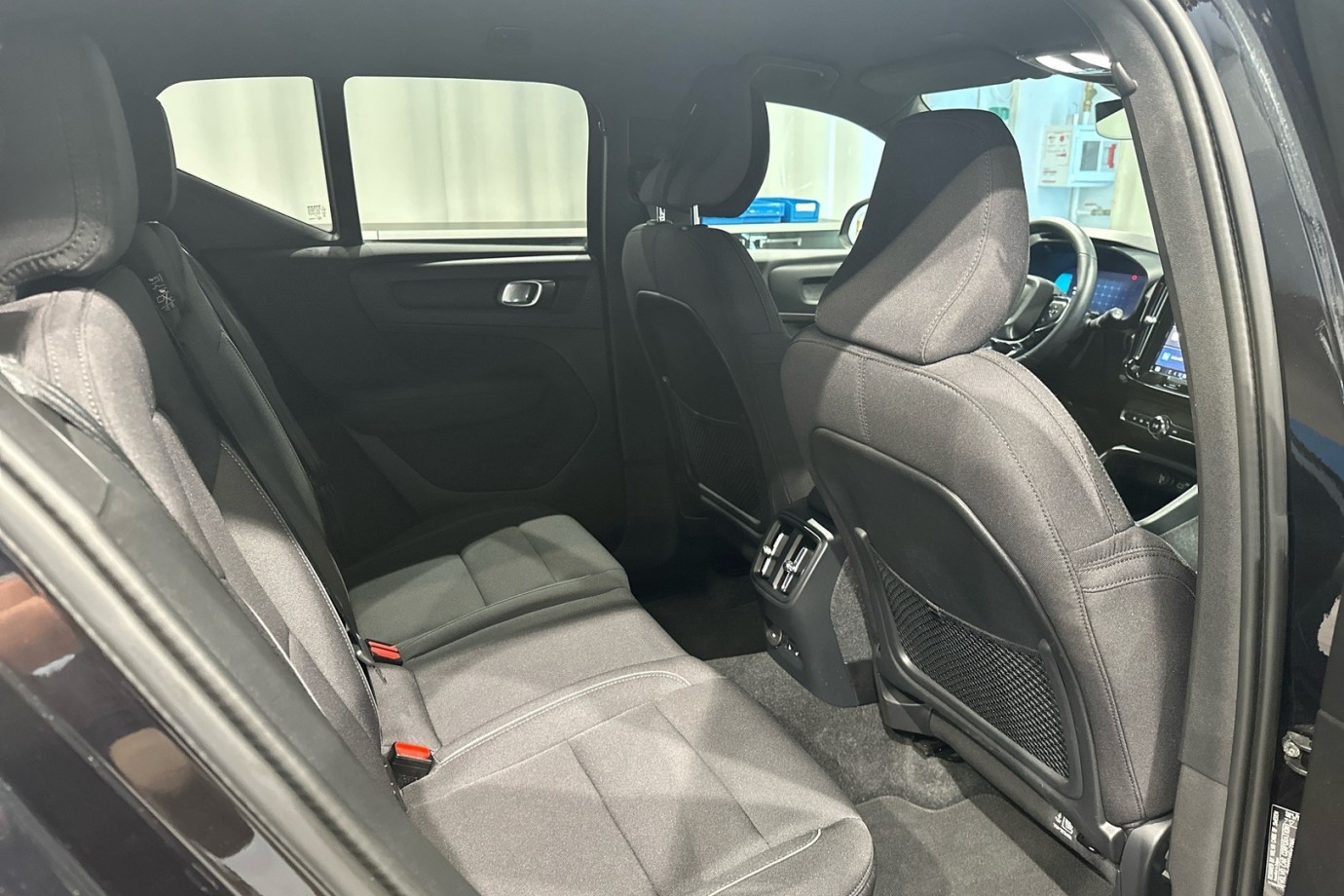 Esittelykuva VOLVO XC40 täyssähköautosta.