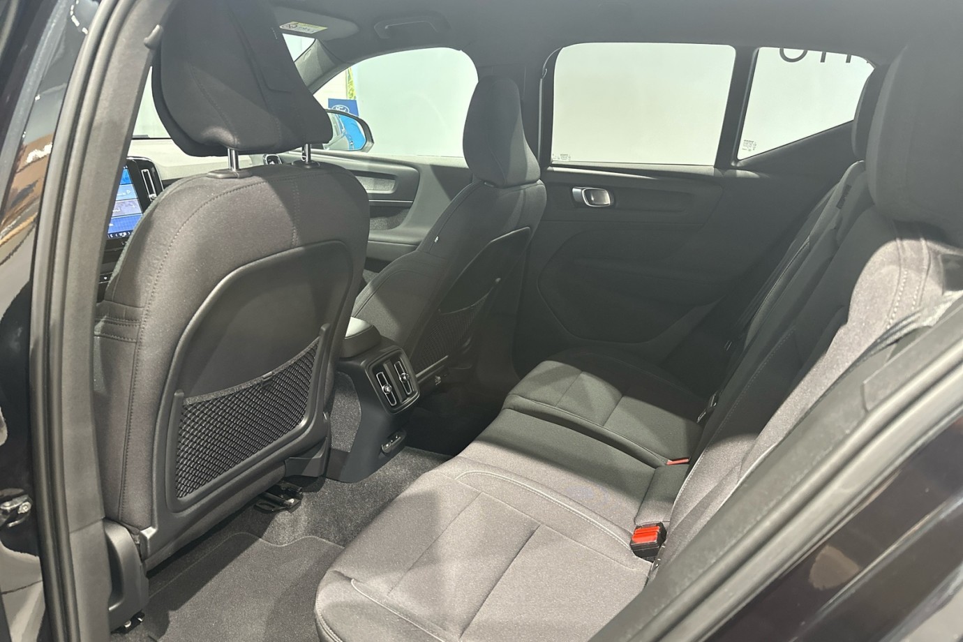 Esittelykuva VOLVO XC40 täyssähköautosta.