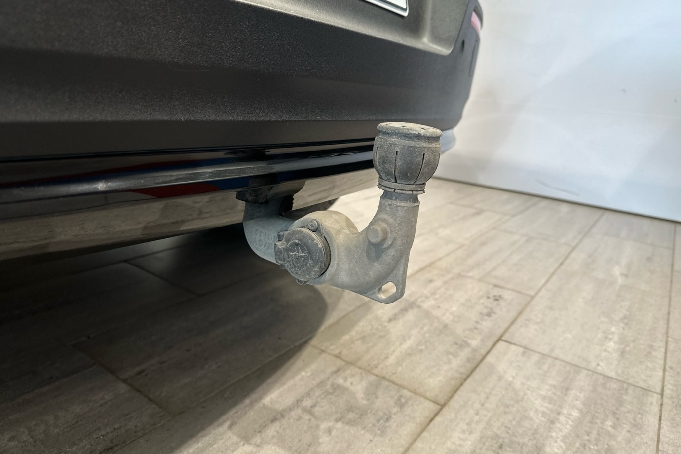 Esittelykuva VOLVO XC40 täyssähköautosta.