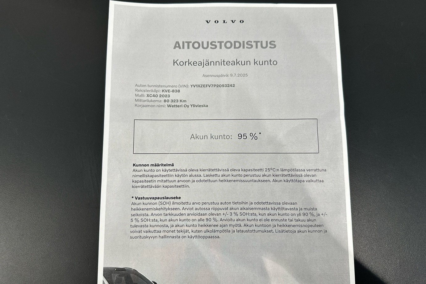 Esittelykuva VOLVO XC40 täyssähköautosta.