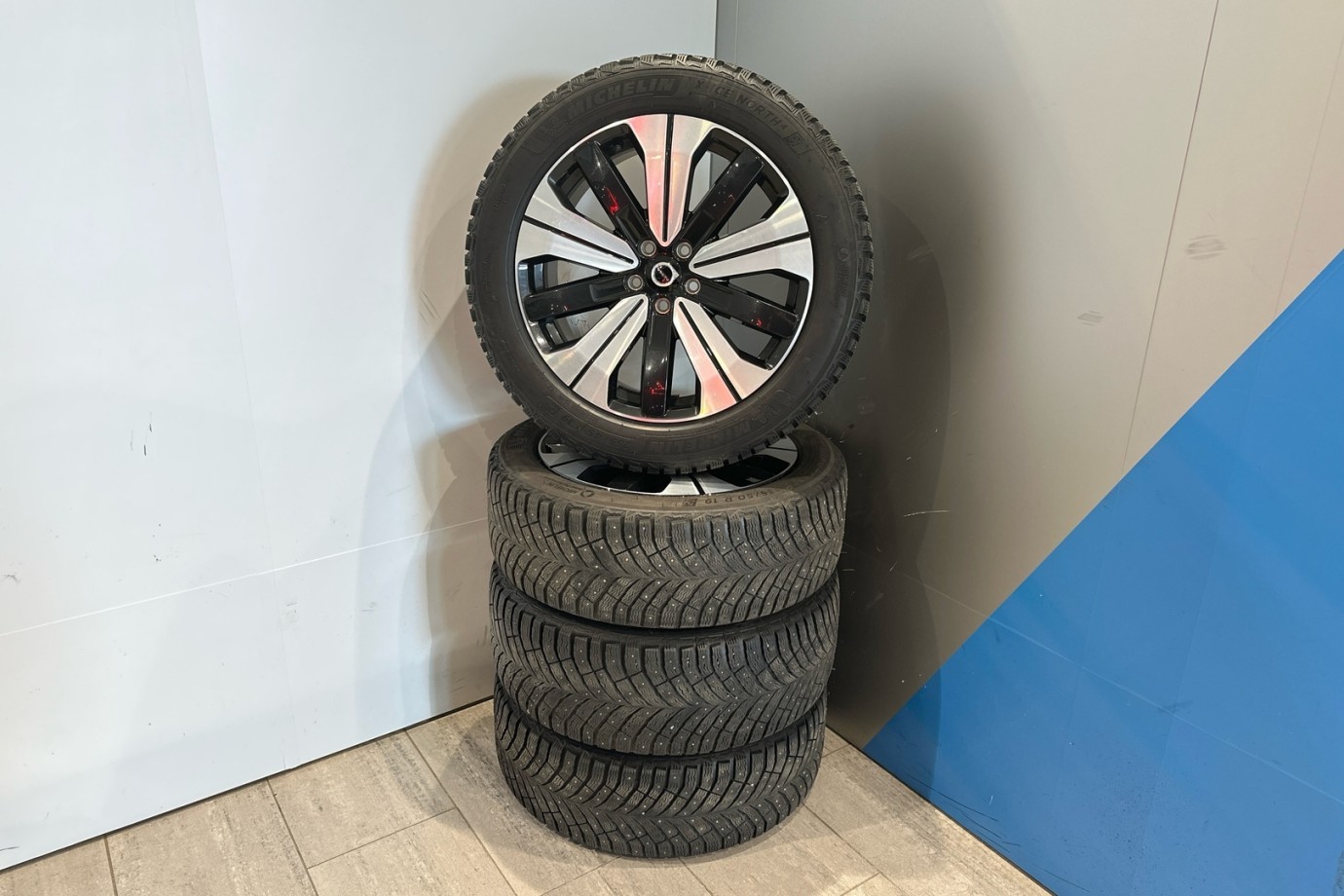 Esittelykuva VOLVO XC40 täyssähköautosta.