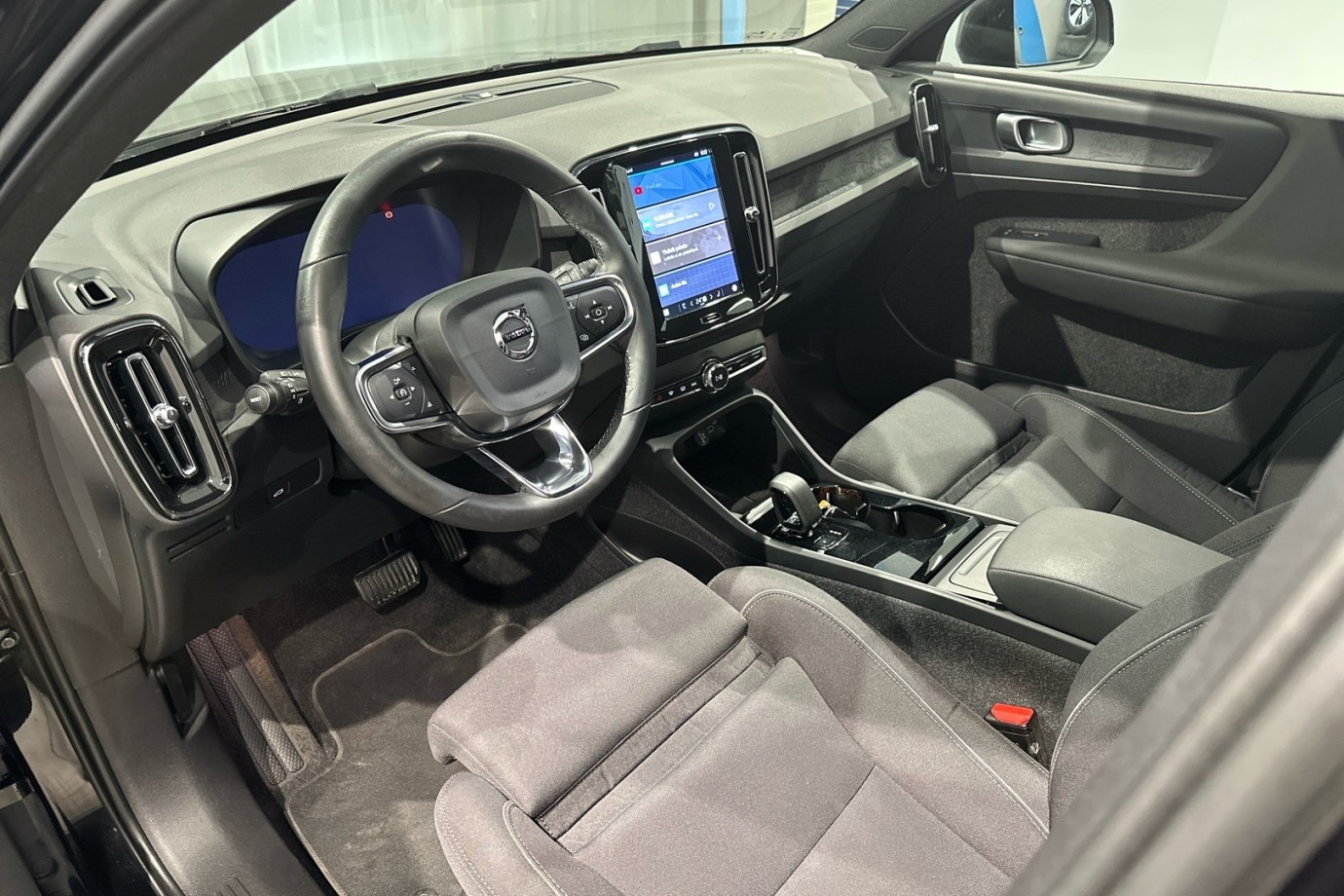 Esittelykuva VOLVO XC40 täyssähköautosta.