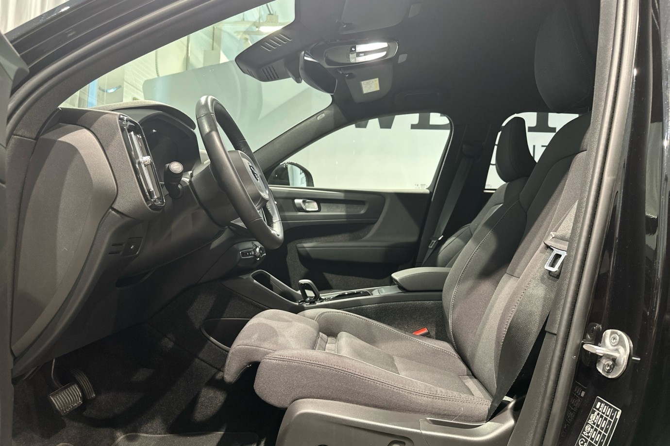 Esittelykuva VOLVO XC40 täyssähköautosta.